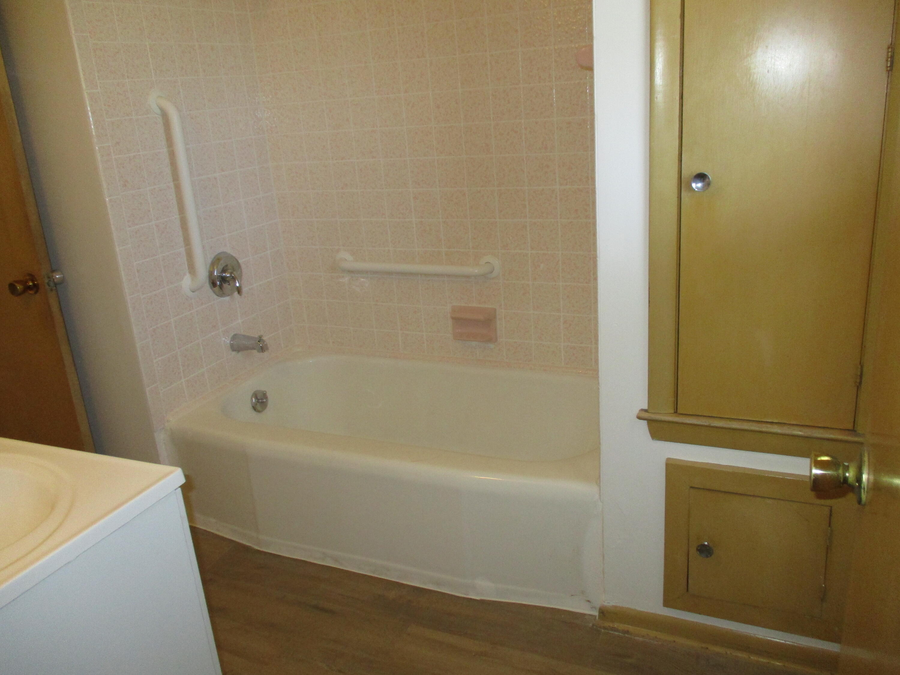 4160 North 69th Street Milwaukee, WI 53216 - Photo 4 of 19 Full Bath