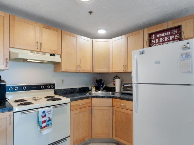 1801 Post Road, Unit 143 Wells, ME 04090 - Photo 10 of 19 Updated Kitchen