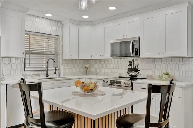 $2,400 | 6209 Flamingo Drive, Apollo Beach, FL 33572