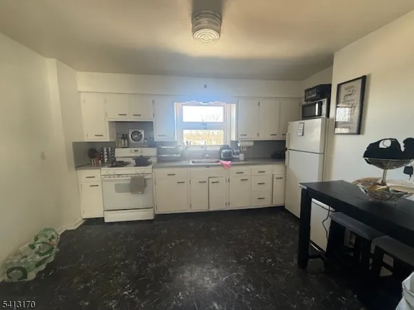 $1,700 | 221 Orient Way, Lyndhurst, NJ 07071