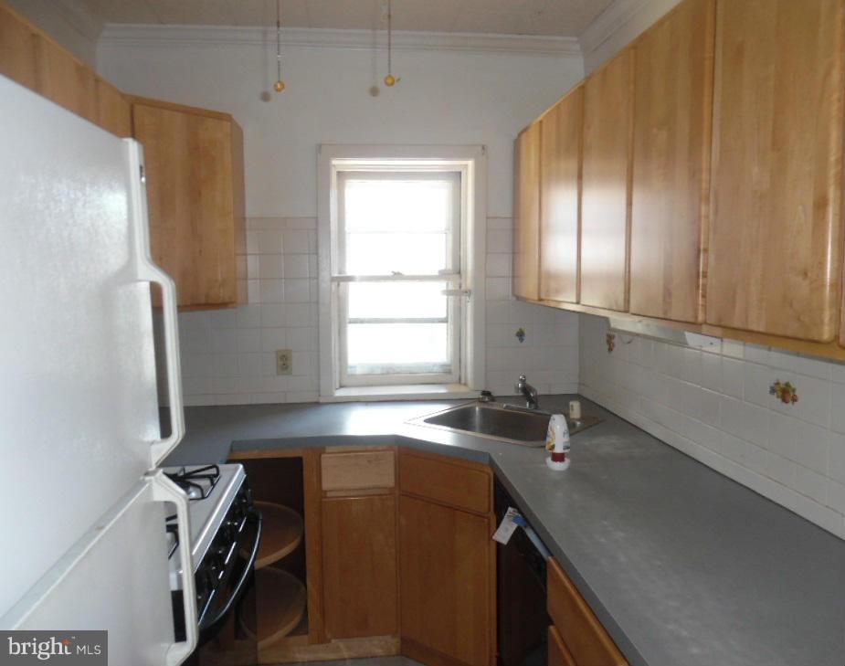 193 West Meadow Road Baltimore, MD 21225 - Photo 4 of 10 Kitchen