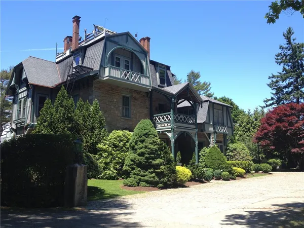 $2,950 | 6 Howe Avenue, Unit 3, Newport, RI 02840