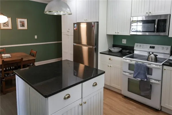 $2,950 | 6 Howe Avenue, Unit 3, Newport, RI 02840