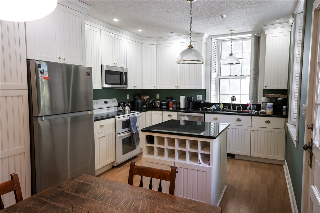 6 Howe Avenue, Unit 3 Newport, RI 02840 - Photo 8 of 29