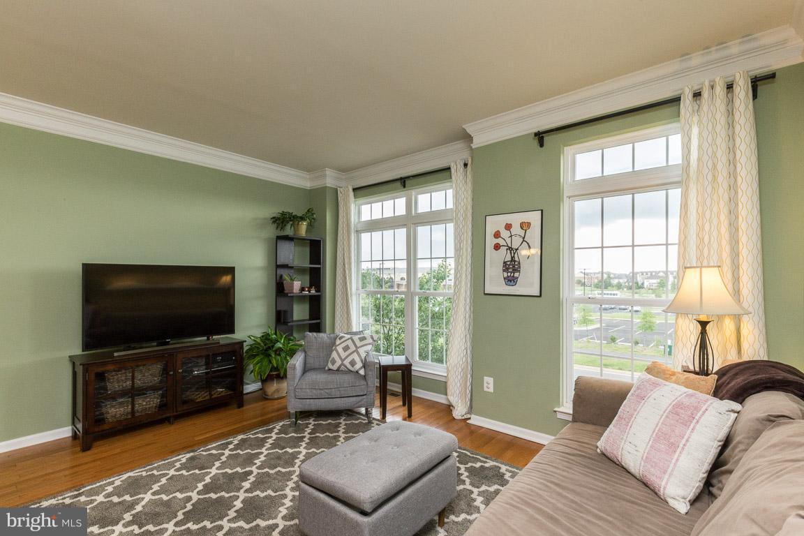 25009 Riding Center Drive Chantilly, VA 20152 - Photo 4 of 27 Living Room