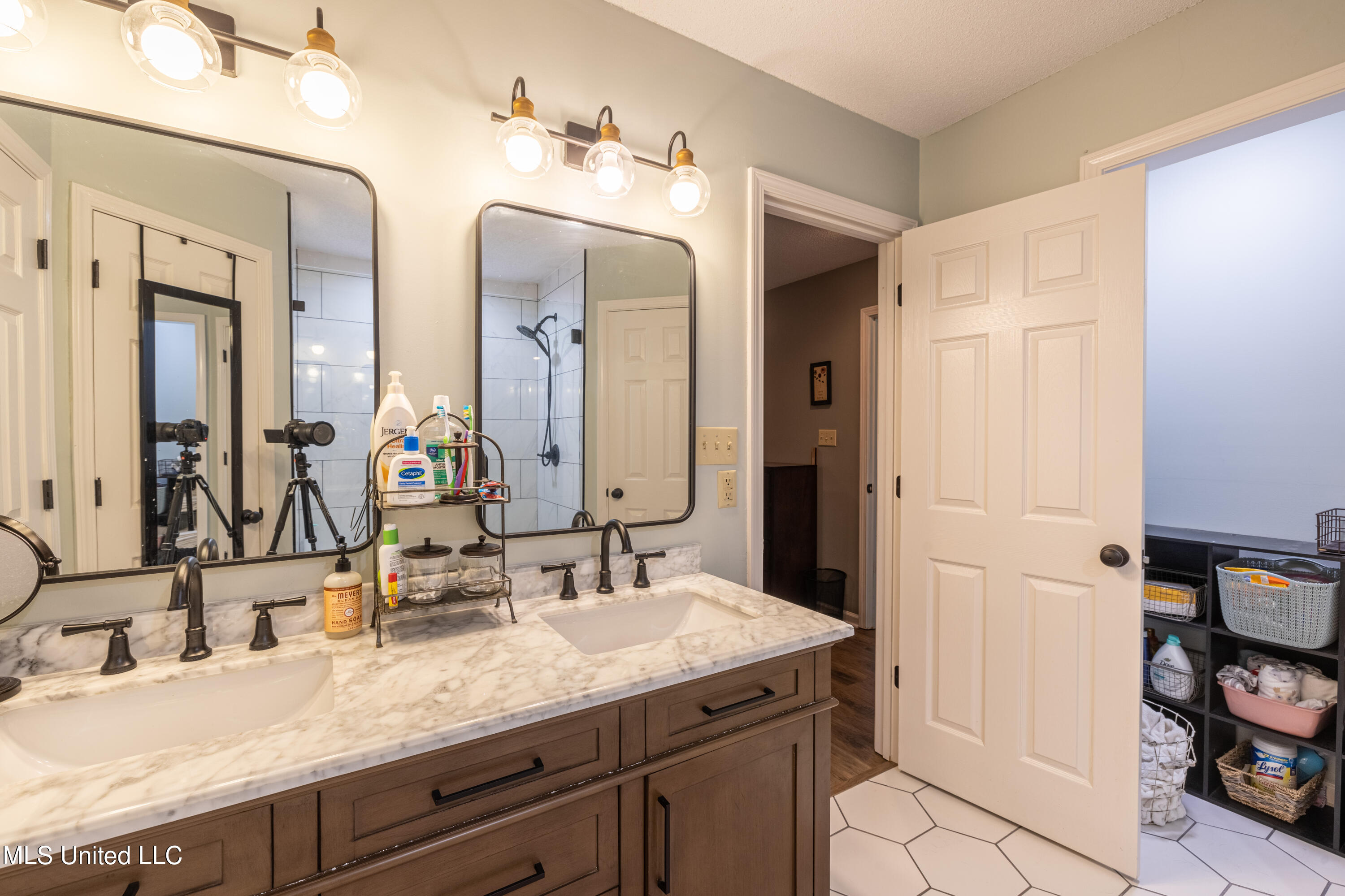 1901 Jaybird Road Hernando, MS 38632 - Photo 19 of 33 Primary Bathroom