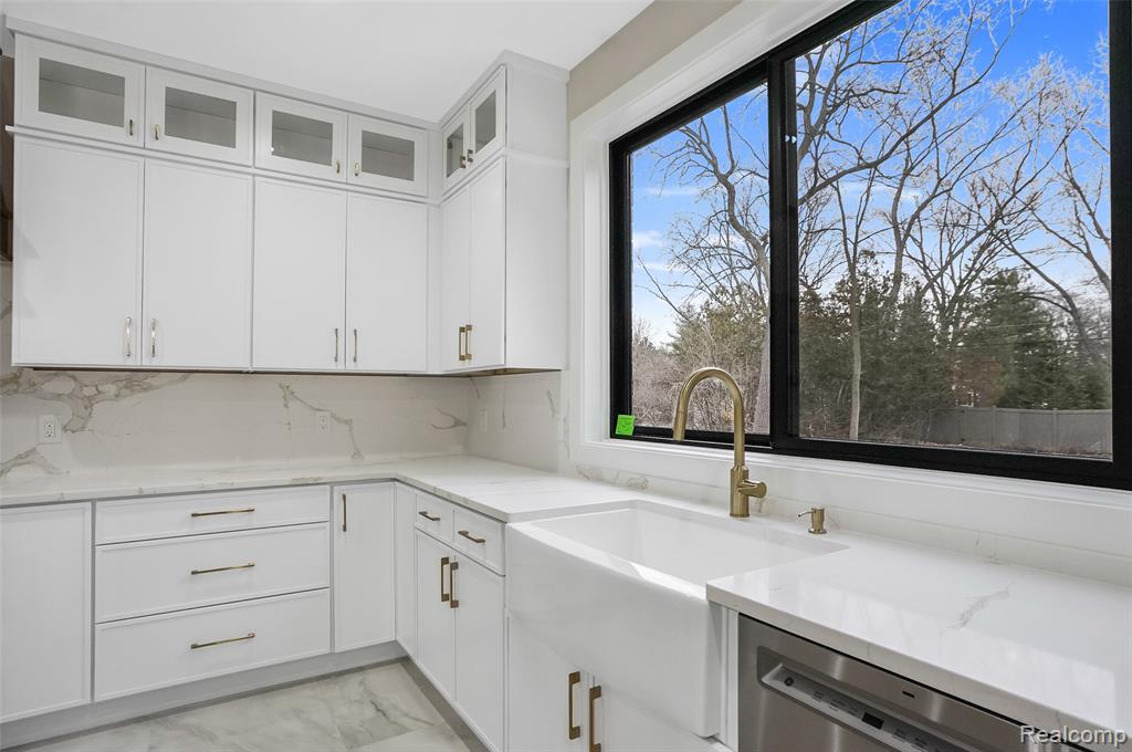 31130 Lahser Road Beverly Hills, MI 48025 - Photo 8 of 50