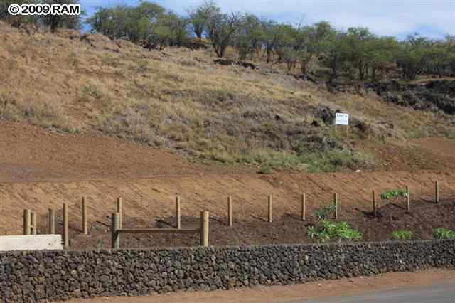 5077 Makena Road, Unit PAPA'ANUI LOT 7 Kihei, HI 96753 - Photo 8 of 22 a view of a dry yard with wooden fence