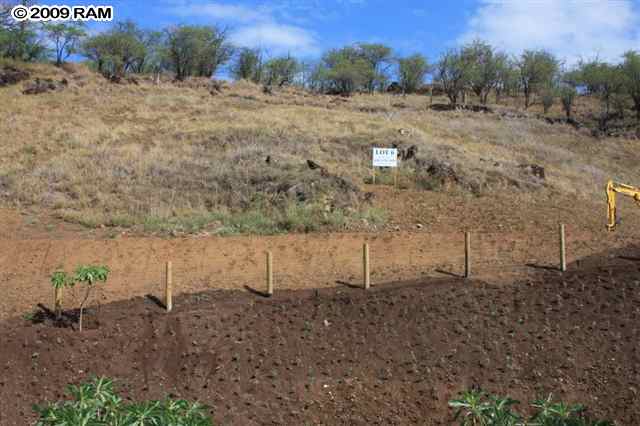 5077 Makena Road, Unit PAPA'ANUI LOT 7 Kihei, HI 96753 - Photo 9 of 22 a view of a dry yard with wooden fence
