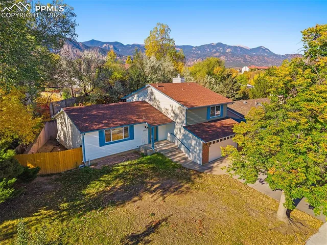 a view of a house with a yard