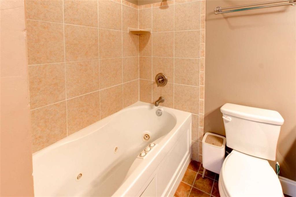 3481 Lakeside Drive Northeast, Unit 902 Atlanta, GA 30326 - Photo 19 of 43 a bathroom with a toilet and a bathtub