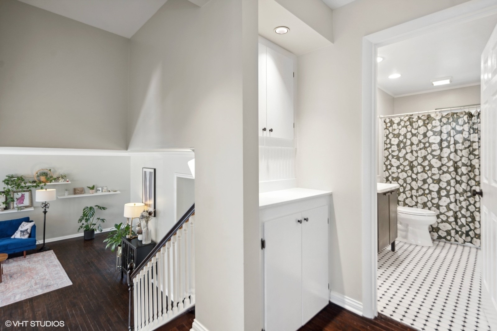 120 North Lambert Road Glen Ellyn, IL 60137 - Photo 13 of 30 a view of a hallway with interior of the house