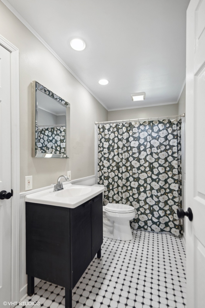 120 North Lambert Road Glen Ellyn, IL 60137 - Photo 14 of 30 a bathroom with a sink toilet and shower