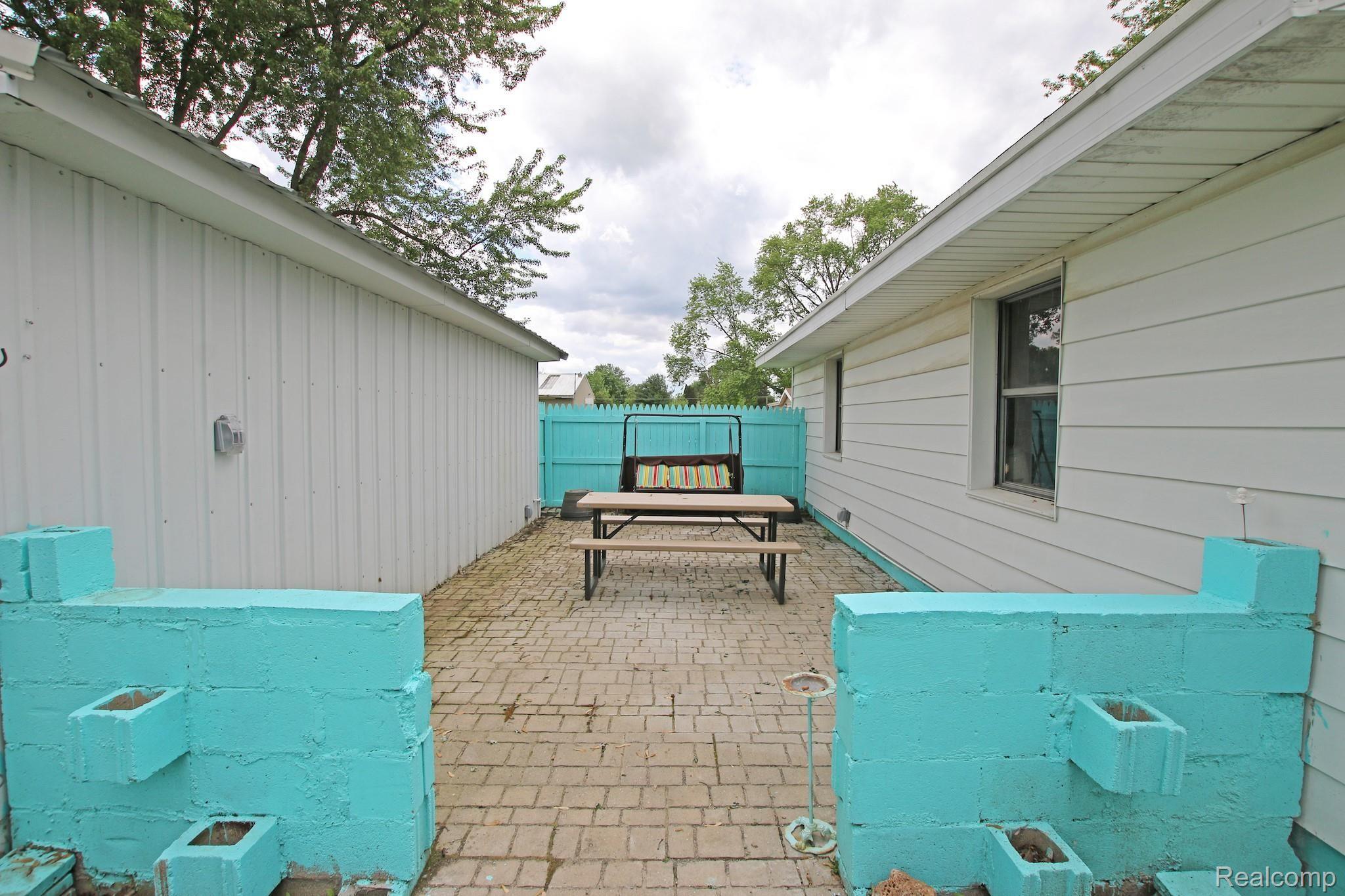 5485 West Carpenter Road Flint, MI 48504 - Photo 56 of 60 57) Patio.jpg