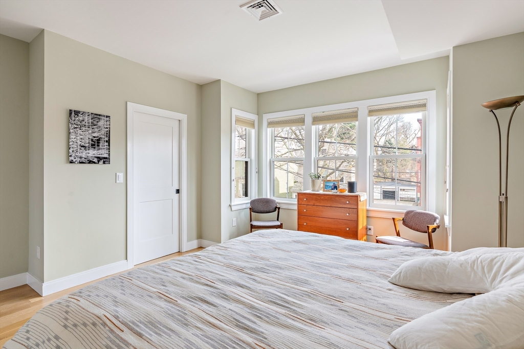 12 Putnam Street, Unit B Somerville, MA 02143 - Photo 13 of 27