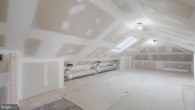 en empty room with windows and ceiling fan