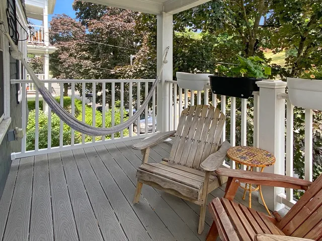 a view of sitting area with furniture