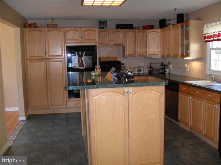 944 Crest Road Lansdale, PA 19446 - Photo 8 of 10 Kitchen