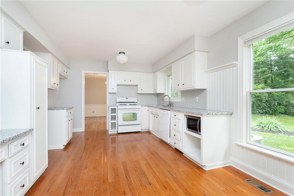 8719 Lancaster Road Indianapolis, IN 46260 - Photo 5 of 41 Gallery Image 5