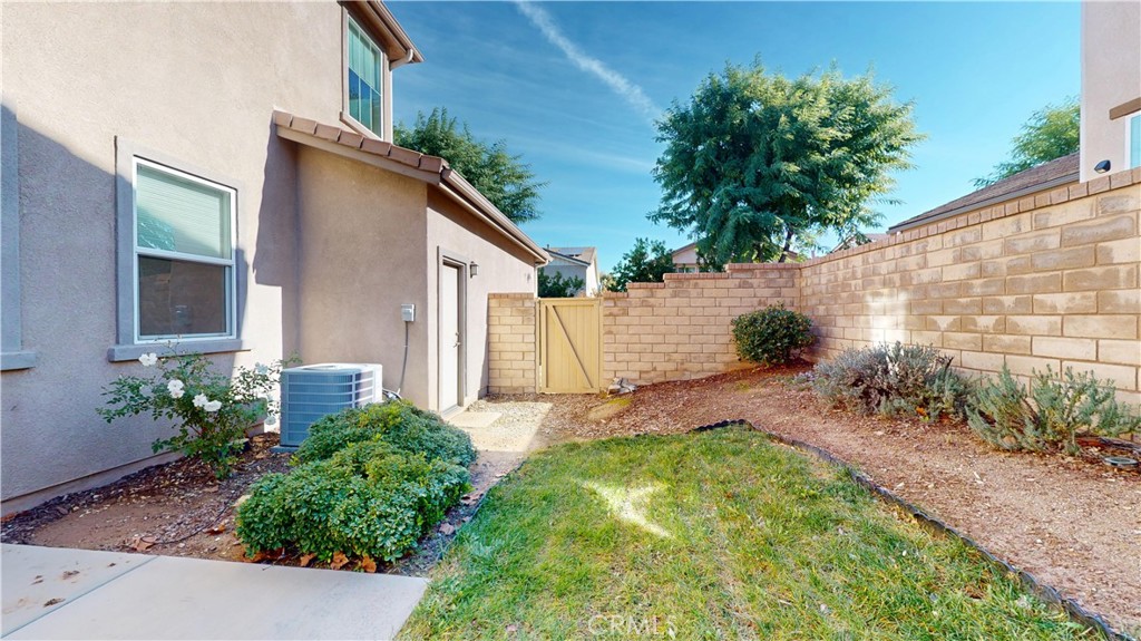 28620 Vista Del Rio Drive Valencia, CA 91354 - Photo 36 of 40 a backyard of a house with plants and trees