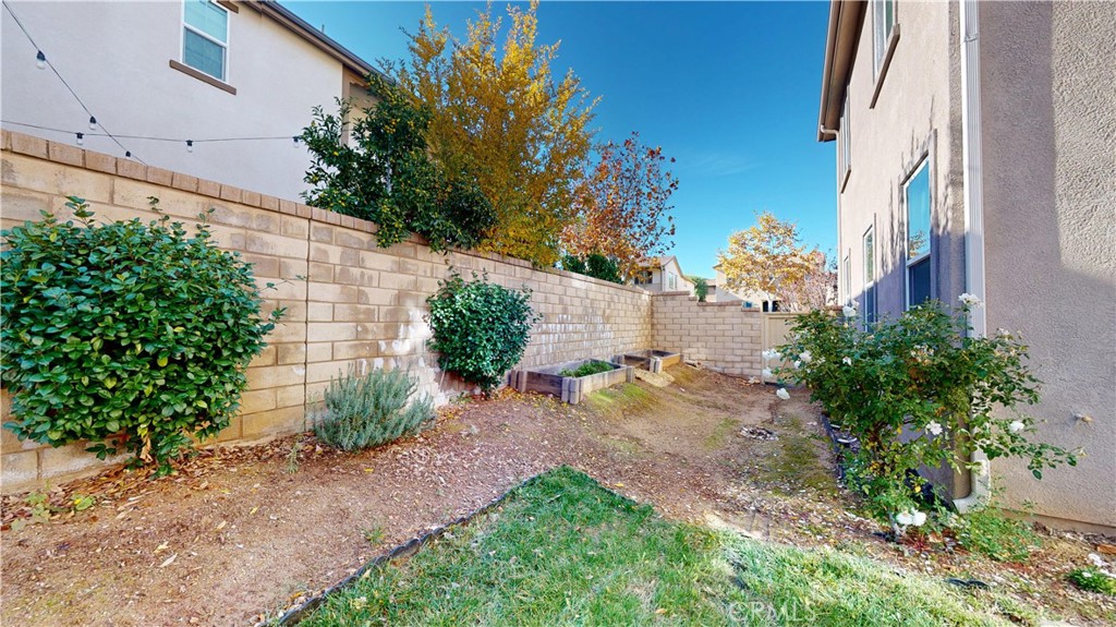 28620 Vista Del Rio Drive Valencia, CA 91354 - Photo 37 of 40 a view of a backyard with potted plants