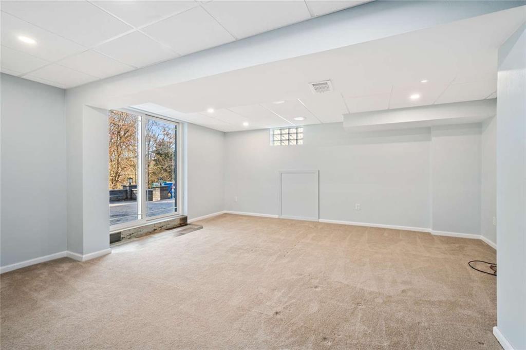 9767 Bellcrest Road Pittsburgh, PA 15237 - Photo 21 of 25 en empty room with windows