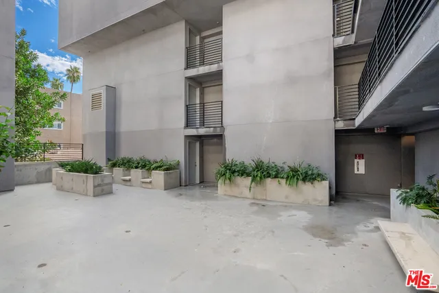a view of an house with backyard and garden