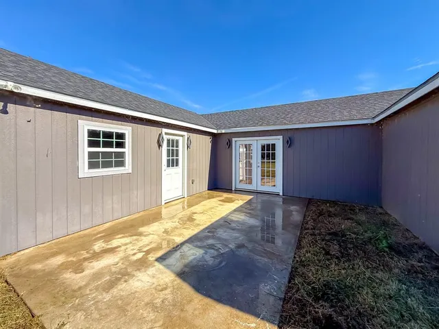 a view of a house with backyard