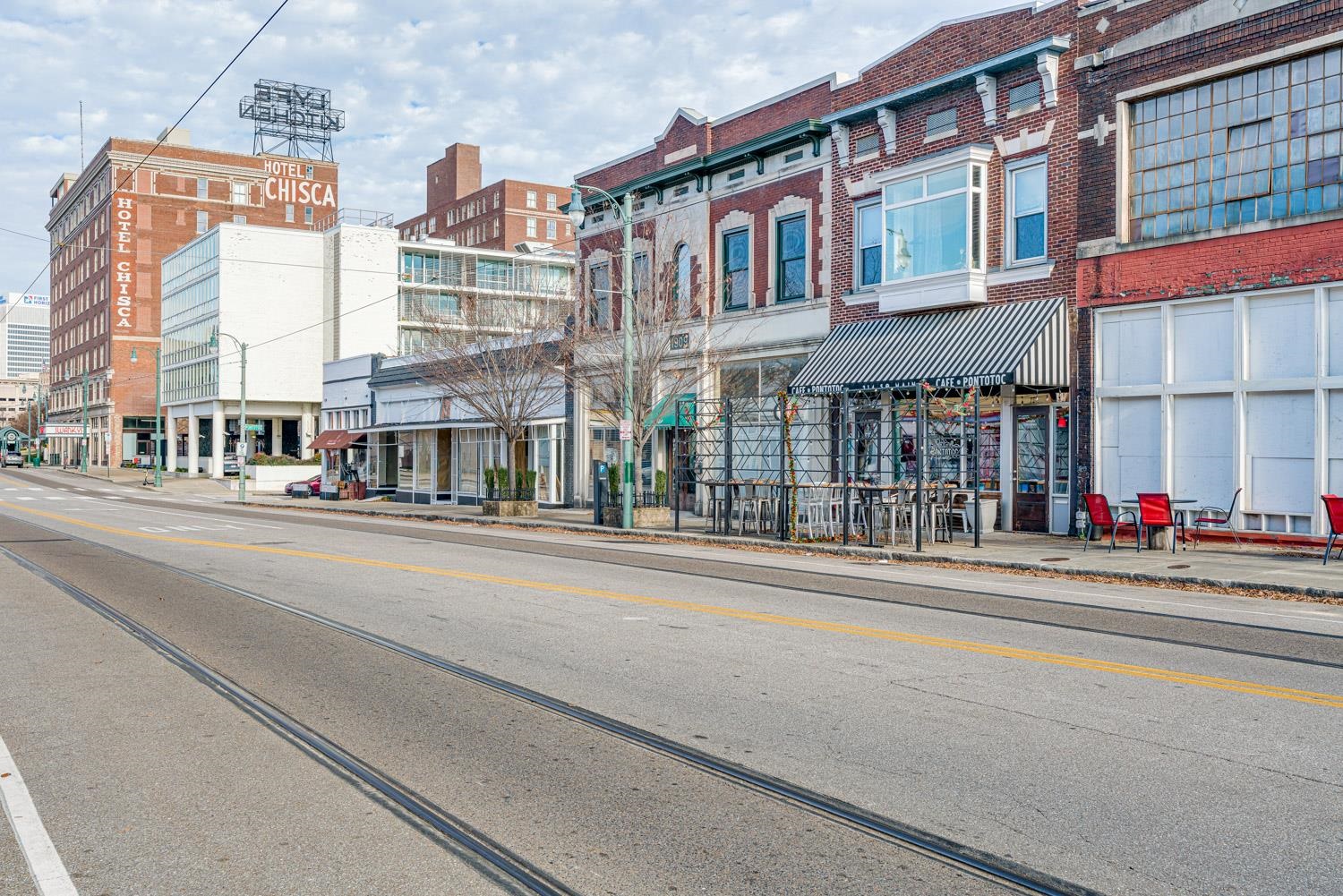 310 South Main Street, Unit 101 Memphis, TN 38103 - Photo 25 of 29 a city street lined with buildings and traffic signal