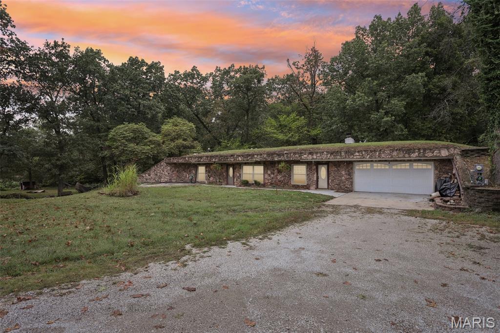 141 Lakecrest Lane Hillsboro, IL 62049 - Photo 2 of 32