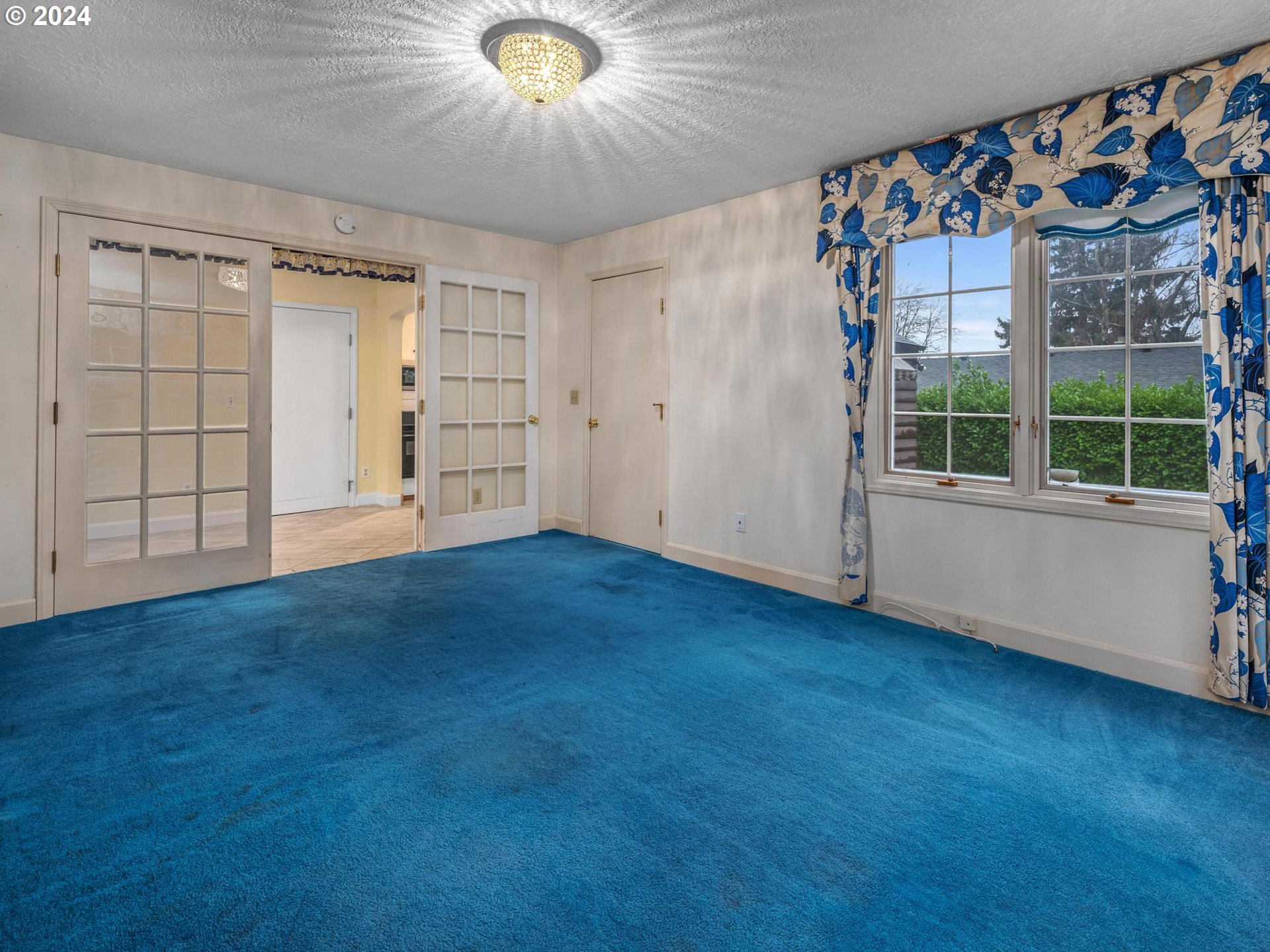 5523 Southwest Menefee Drive Portland, OR 97239 - Photo 11 of 22 a view of an empty room with a window