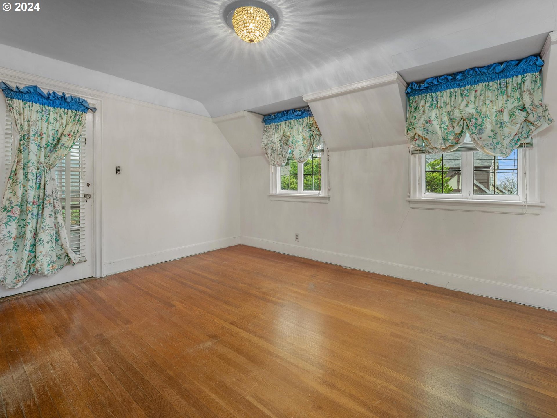 5523 Southwest Menefee Drive Portland, OR 97239 - Photo 17 of 22 a view of an empty room with a window