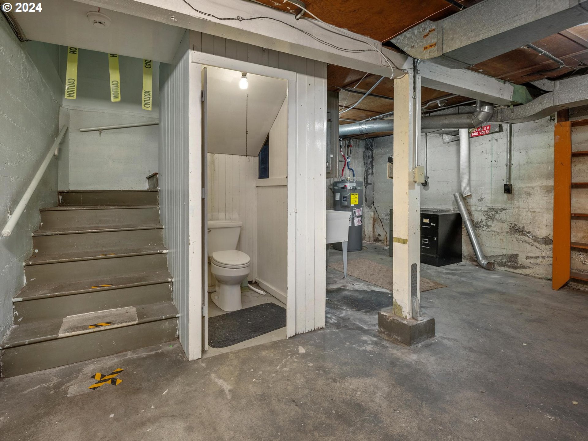 5523 Southwest Menefee Drive Portland, OR 97239 - Photo 20 of 22 a view of an empty room and a bathroom