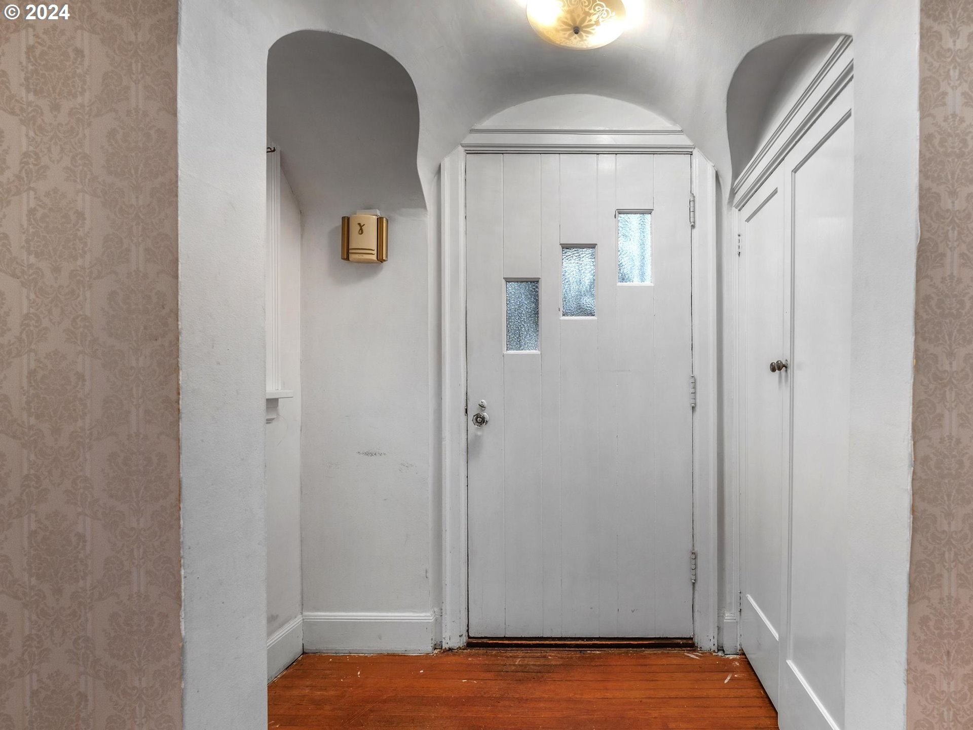 5523 Southwest Menefee Drive Portland, OR 97239 - Photo 2 of 22