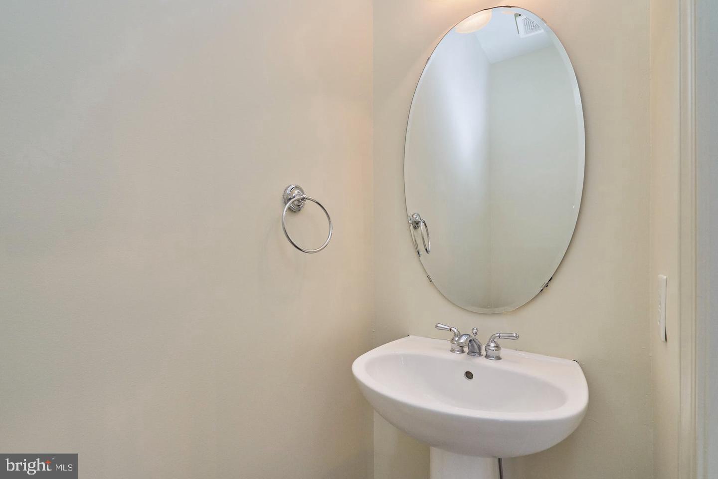4102 Kentmere Square Fairfax, VA 22030 - Photo 8 of 55 a bathroom with a sink and mirror