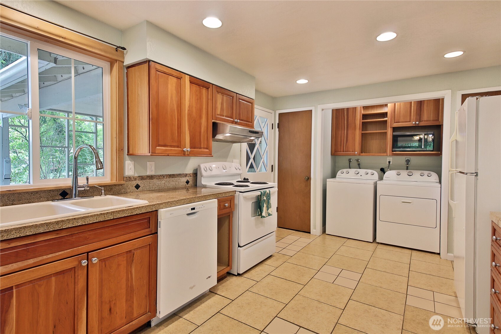 6255 Bayview Road Clinton, WA 98236 - Photo 6 of 40 Gallery Image 6
