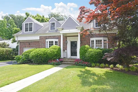 $1,698,000 | 2 Hazen Street, Pelham, NY 10803