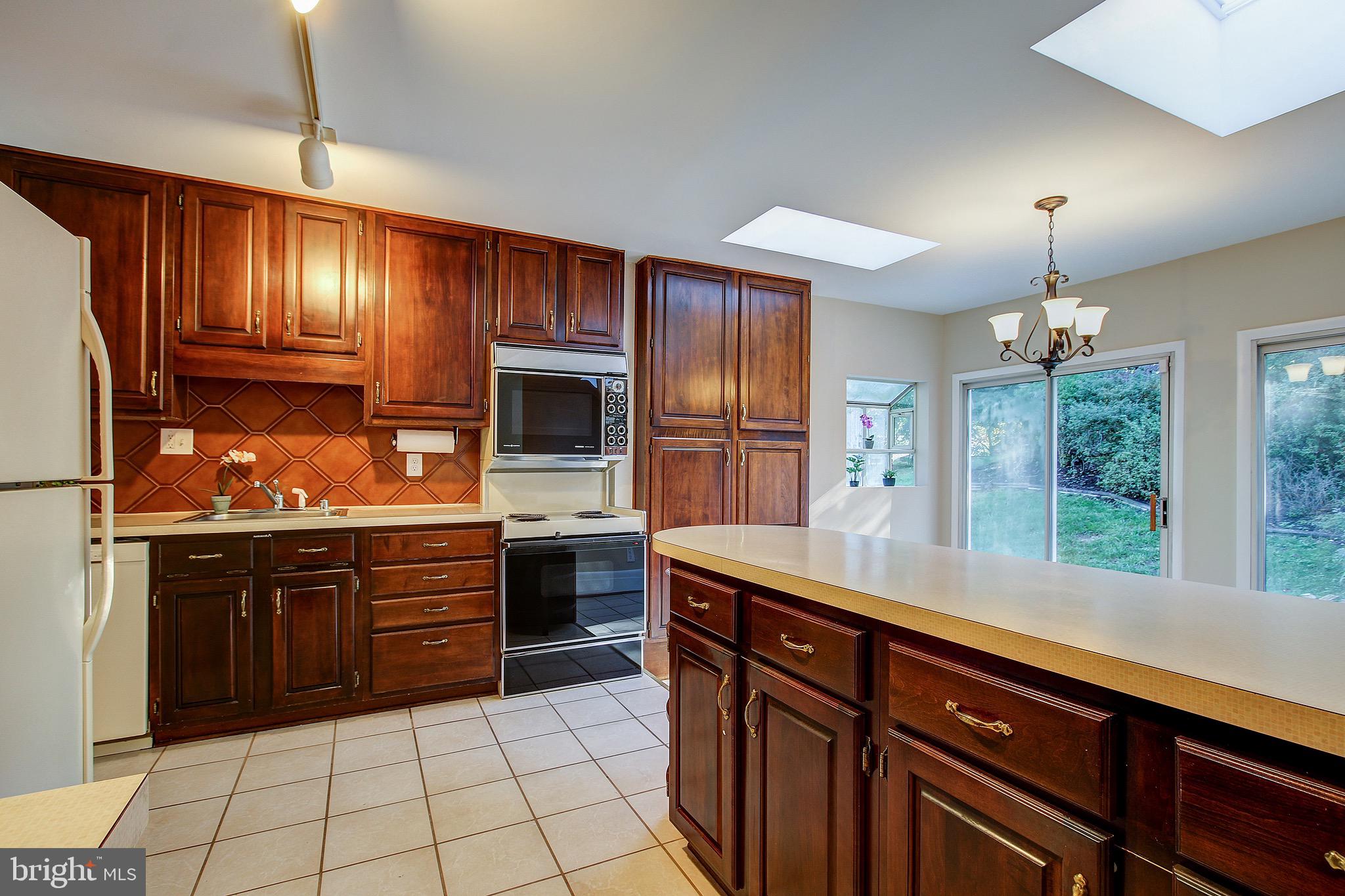 12713 Barbara Road Wheaton, MD 20906 - Photo 10 of 32 Tons of Counter Space & Convenient Pantry.
