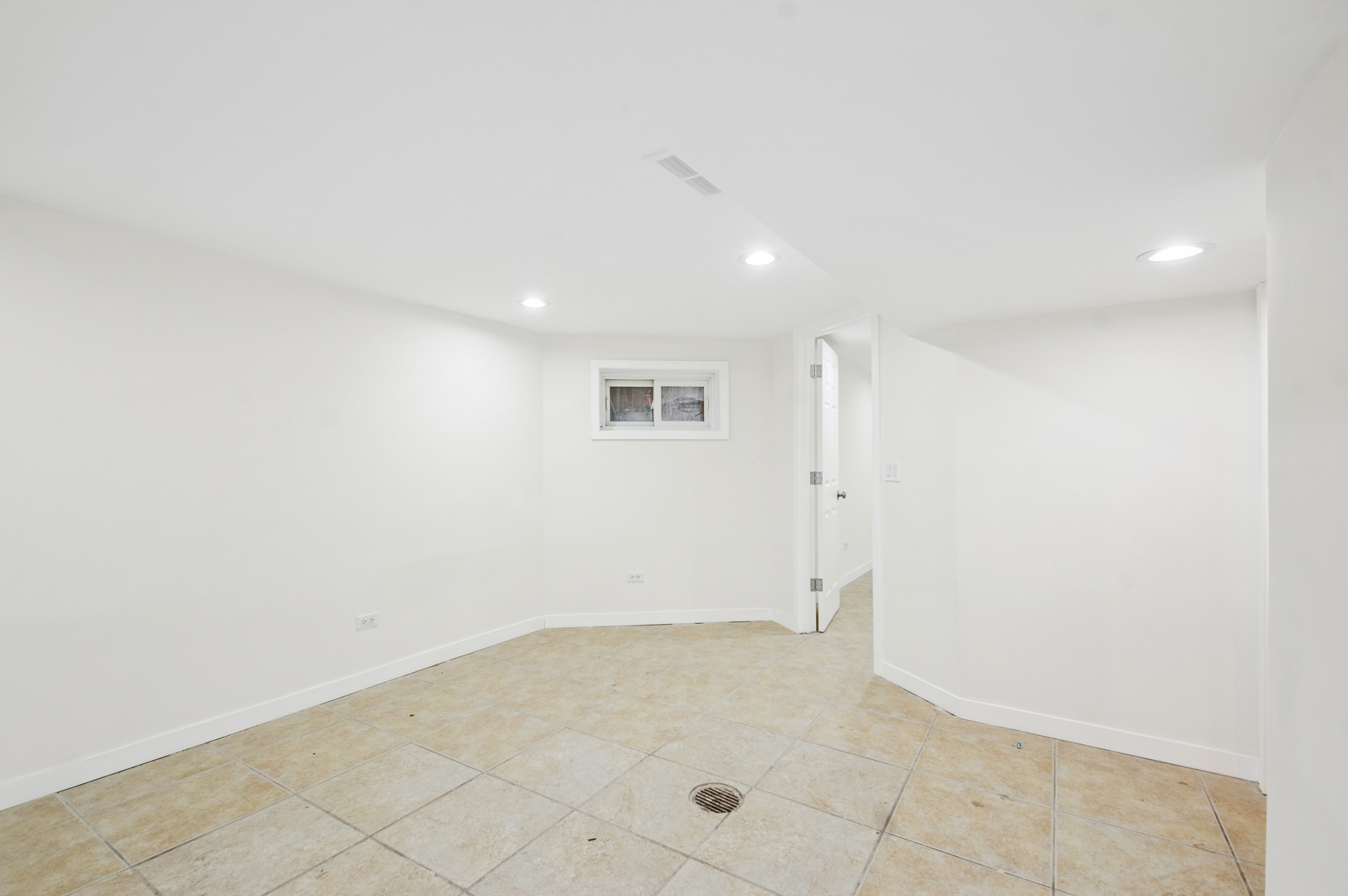 2336 West Taylor Street Chicago, IL 60612 - Photo 12 of 29 an empty room with a natural light