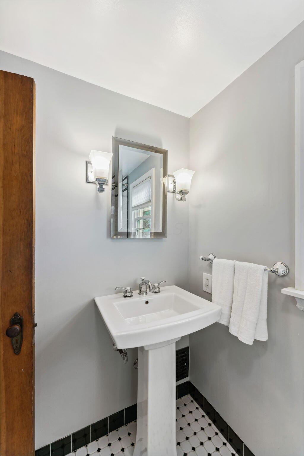 771 Vernon Road Columbus, OH 43209 - Photo 41 of 52 Full bath