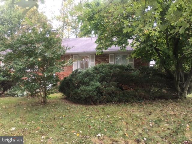 3912 Braddock Road Alexandria, VA 22312 - Photo 2 of 22 Parklawn Brick Rambler