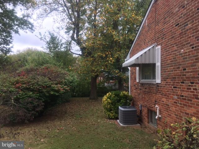 3912 Braddock Road Alexandria, VA 22312 - Photo 21 of 22 Side Yard