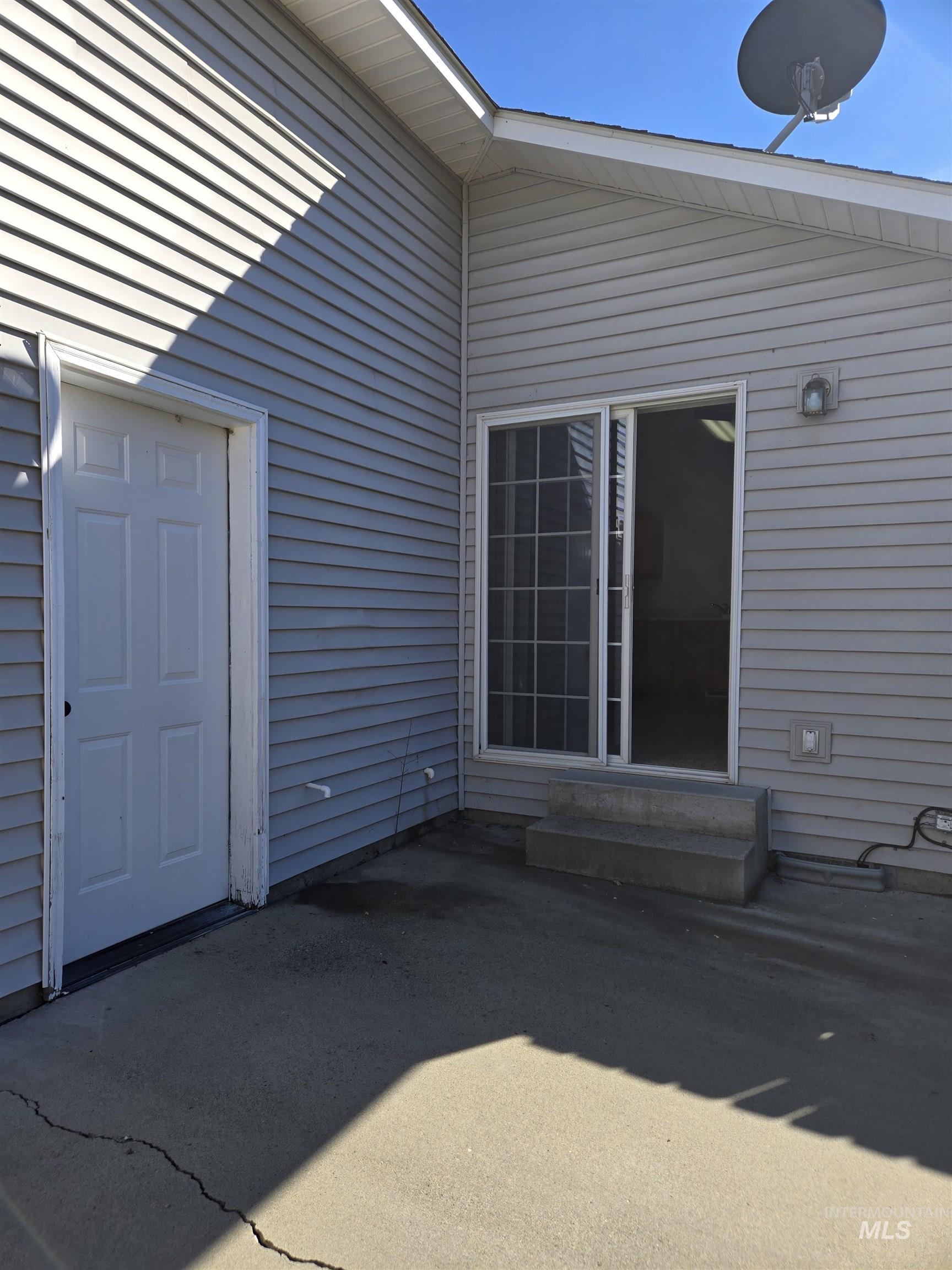 183 Southwest 18th Street Ontario, OR 97914 - Photo 14 of 32 View of patio with entry steps
