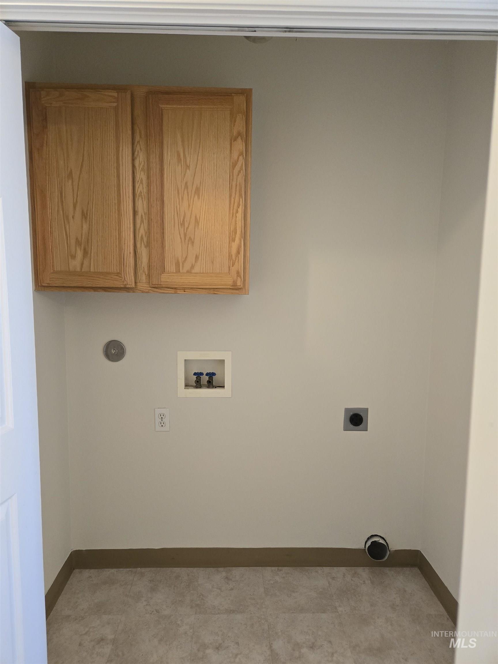 183 Southwest 18th Street Ontario, OR 97914 - Photo 17 of 32 Laundry room with cabinet space, electric dryer hookup, and washer hookup