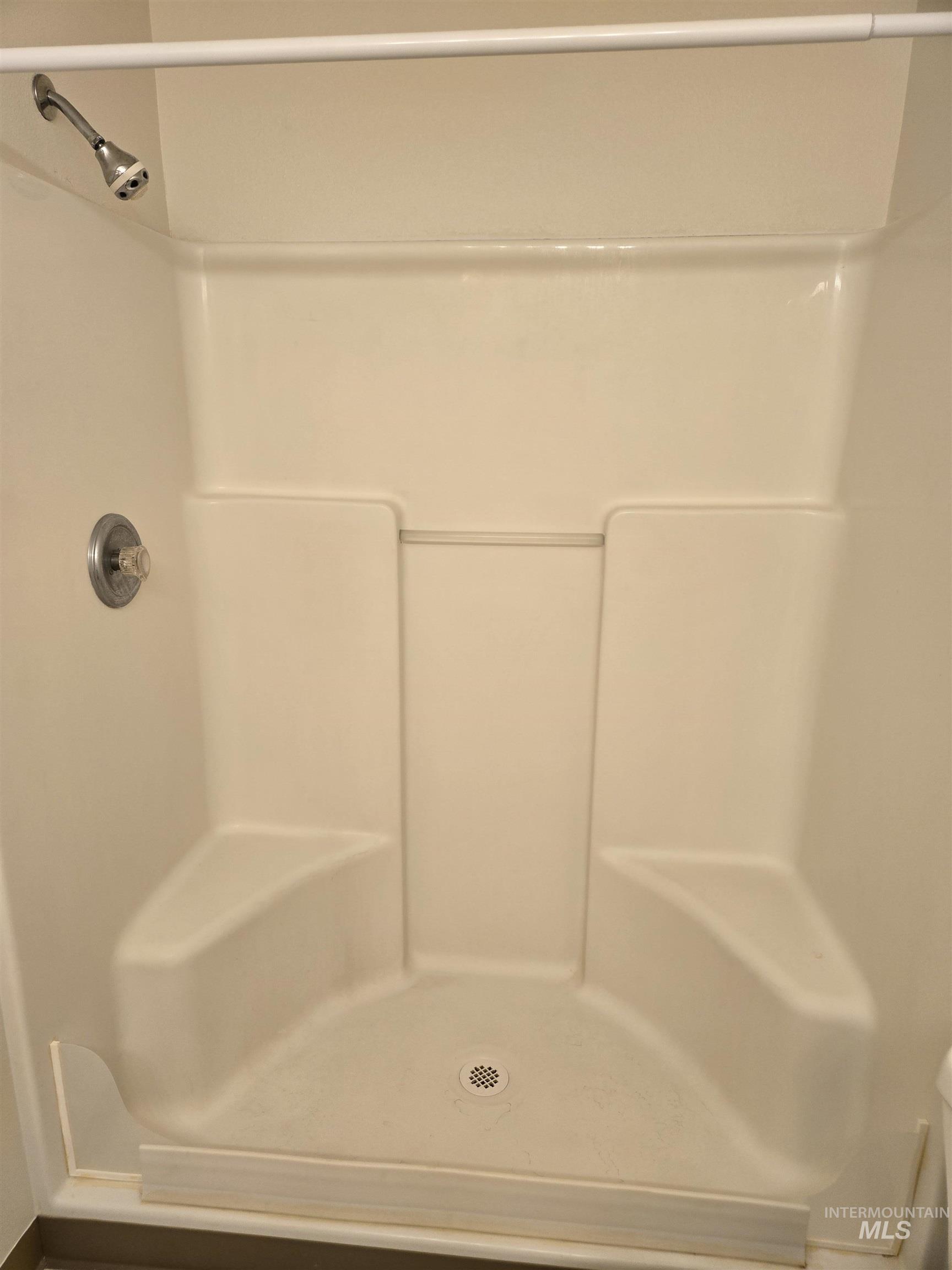 183 Southwest 18th Street Ontario, OR 97914 - Photo 24 of 32 Bathroom with a stall shower