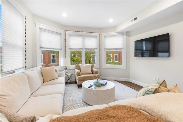 $6,500 | 701 East 2nd Street, Unit 1, Boston, MA 02127