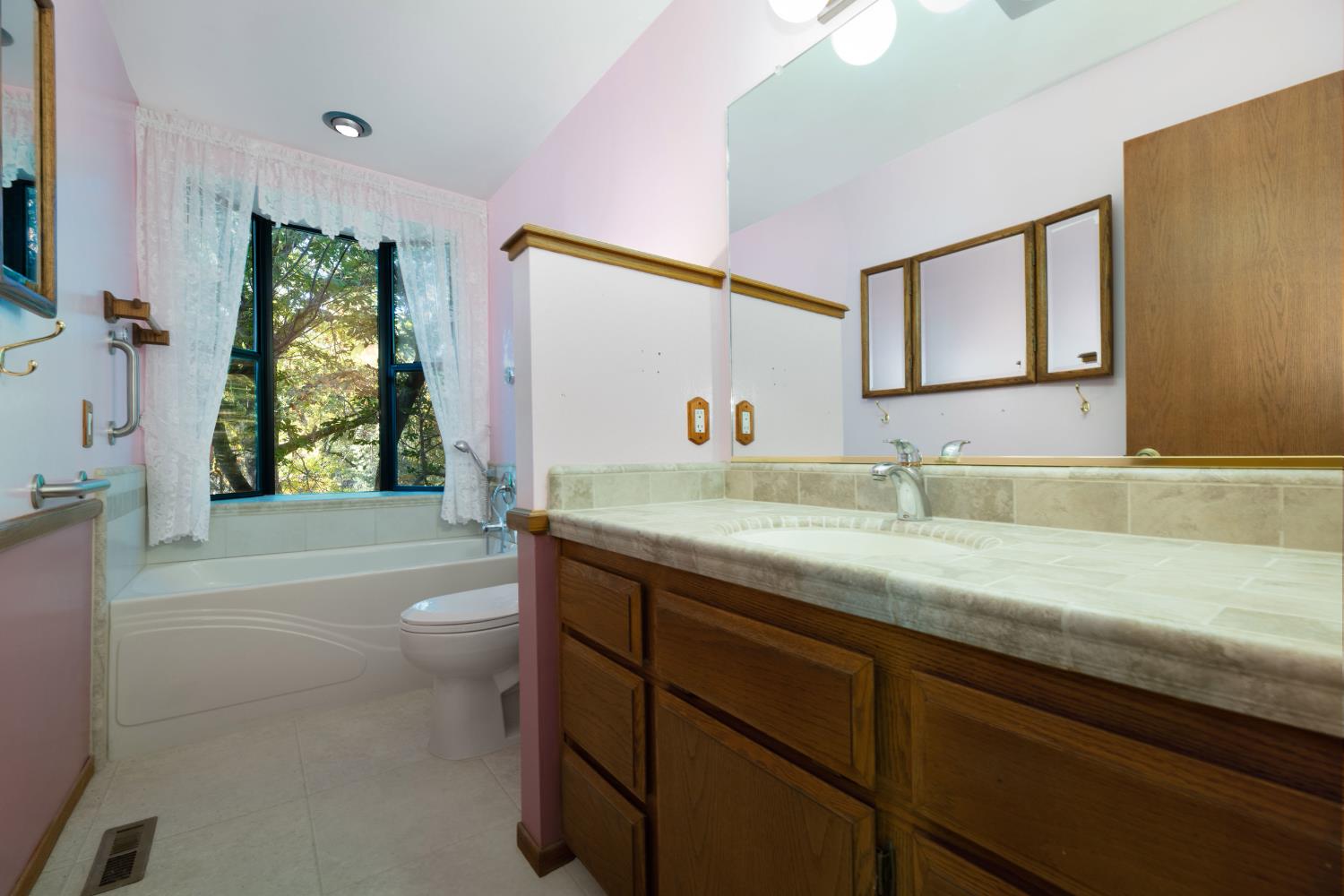 19595 Bow Valley Road Grass Valley, CA 95945 - Photo 22 of 84 Bath in Primary Bedroom