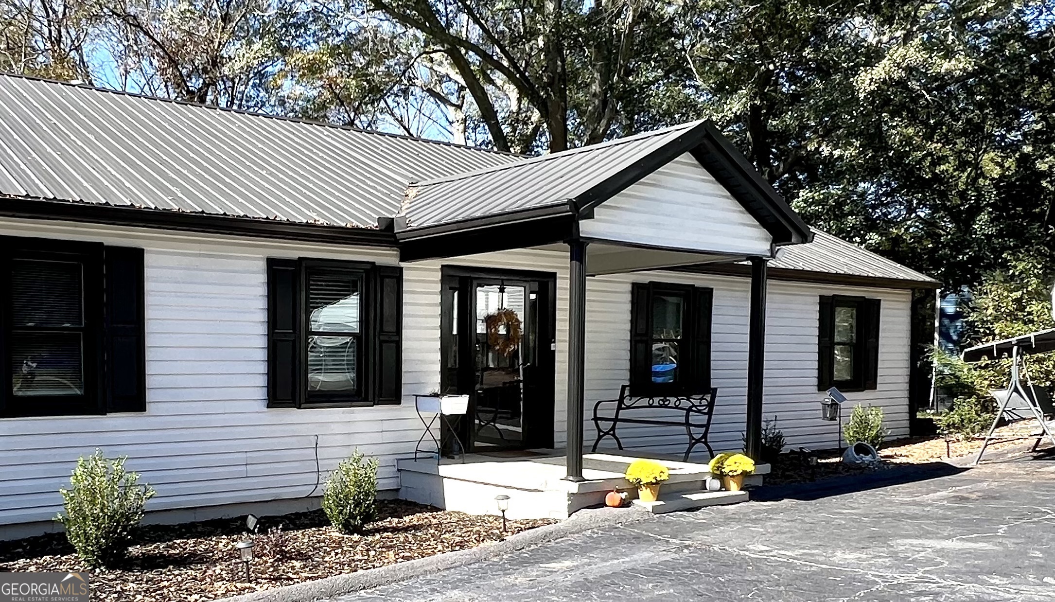 554 Spring Street Commerce, GA 30529 - Photo 2 of 58 a view of a house that has a car park side of the road
