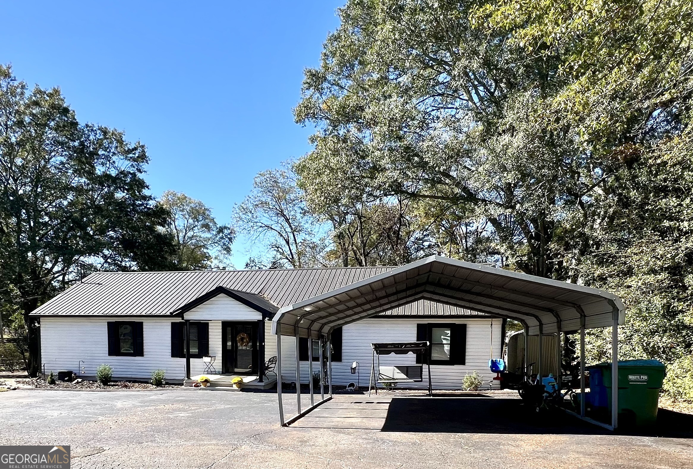 554 Spring Street Commerce, GA 30529 - Photo 4 of 58 a front view of a house with a garden