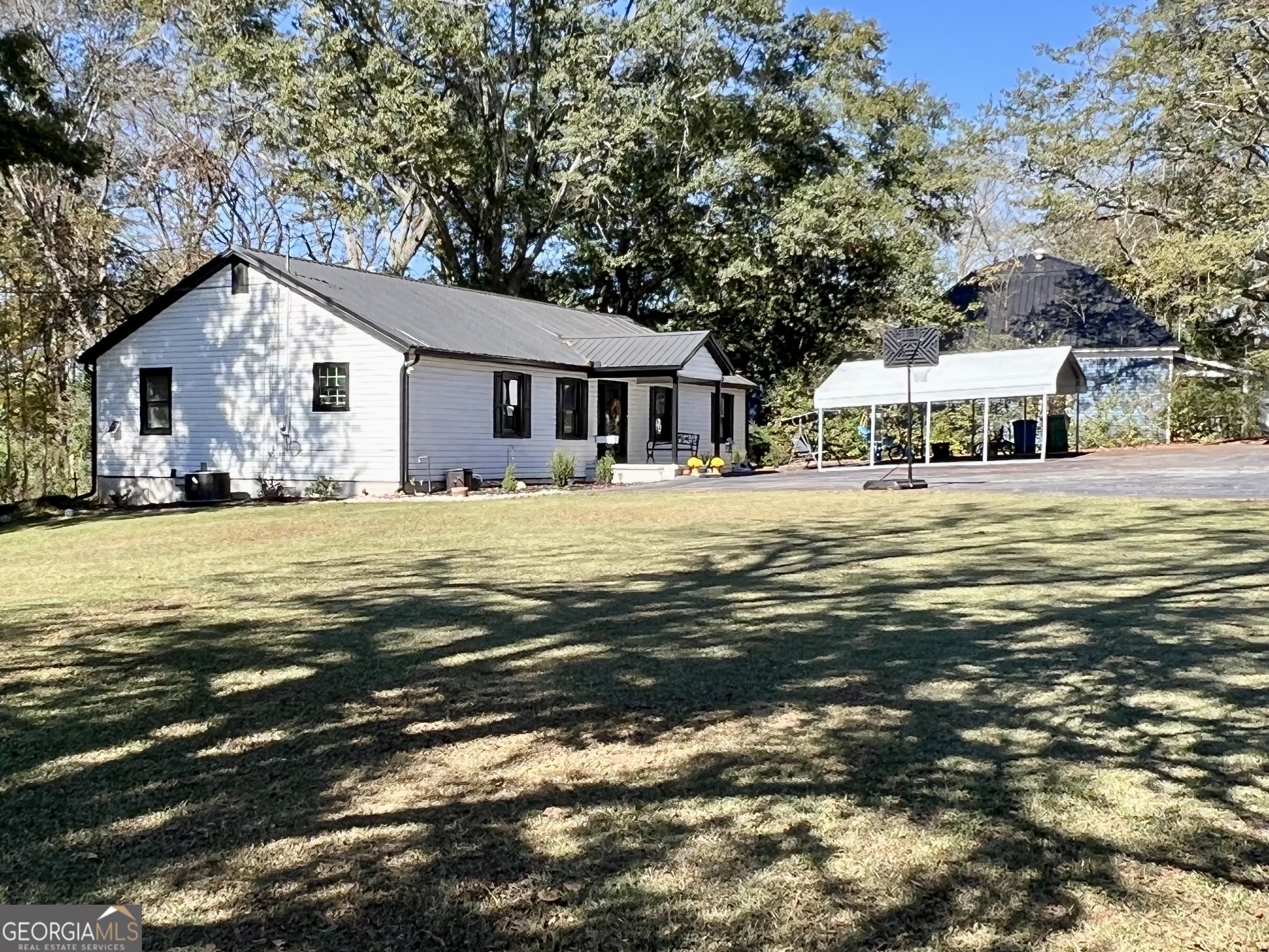 554 Spring Street Commerce, GA 30529 - Photo 5 of 58 a front view of a house with a yard
